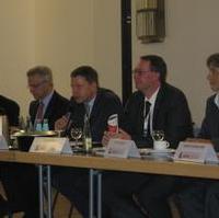 Bild vergrößern:Podium bei der Tagung des Arbeitskreises der Grossen Städte der Kommunalpolitischen Vereinigung in der Hansestadt Lübeck. 