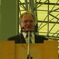 Bild vergrößern:Ministerpräsident Dr. Reiner Haseloff spricht bei der Gedenkstunde aus Anlass 20 Jahre Gedenkstätte Deutsche Teilung Marienborn.