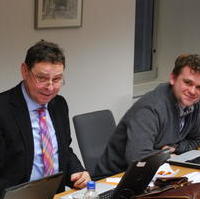 Bild vergrößern:Die Stadträte Bernd Heynemann und Daniel Kraatz am Rande einer Fraktionsberatung (v.l.n.r.)