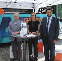 Bild vergrößern:Der Demokratie-Bus der Konrad-Adenauer-Stiftung machte am 07. Juli Station in Magdeburg. Hier zu sehen Alexandra Mehnert (KAS/m.), Stephen Gerhard Stehli MdL (l.) und Tobias Krull MdL (r.). 