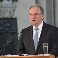 Bild vergrößern:Ministerpräsident Dr. Reiner Haseloff bei seiner Rede zur Verleihung des Kaiser-Otto-Preises an die OSZE 