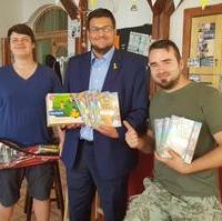 Bild vergrößern:Der Landtagsabgeordnete Tobias Krull (m.) bei der Übergabe der Schülerkalender des Landtags von Sachsen-Anhalt  an Vertreter des CVJM Magdeburg am 06. Juli 2018.
