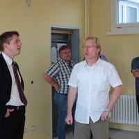 Bild vergrößern:Der Vorsitzende des CDU-Ortsverbandes Süd Stefan Hörold (l.) bei der Besichtigung der Grundschule Hopfengarten