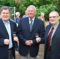 Bild vergrößern:Der CDU-Landtagsabgeordnete Dieter Steinecke, der CDU-Stadtrat Gunter Schindehütte und der stellv. Vorsitzende des Evangelischen Arbeitskreises der CDU-Magdeburg Reinhard Gurcke bei der Grundsteinlegung für den Neubau eines Glockenturm für die Christusgemeinde Magdeburg Hopfengarten. (v.l.n.r.)