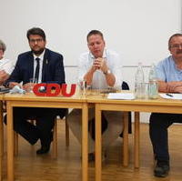 Bild vergrößern:Das Podium bei der Kreisvorstandssitzung der CDU Magdeburg am 14. September 2021.  