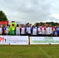 Bild vergrößern:Mannschaftsfoto zum traditionellen Benefizhandballspiel zum 16. Simba-Sparkassen-Cup. Es spielten unter anderem Fraktionsvorsitzender Wigbert Schwenke MdL und Edwina Koch-Kupfer MdL mit.