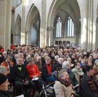 Bild vergrößern:Bis auf den letzten Platz war der Magdeburger Dom beim Dankgottesdienst zum 25. Jahrestags des Mauerfalls gefüllt. 