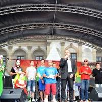 Bild vergrößern:Schirmherr Wigbert Schwenke MdL bei seiner Ansprache zur Eröffnung des Straßenfestes. Auch er sprach sich für die Forderung 