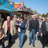 Bild vergrößern:Stadtrat Hubert Salzborn (3.v.l.) beim Rundgang aus Anlass der Eröffnung der 1001 Magdeburger Herbstmesse.