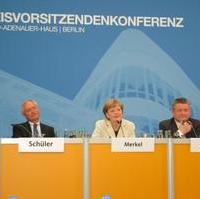 Bild vergrößern:Das Podium bei der Konferenz der CDU-Kreisvorsitzenden im Konrad-Adenauer-Haus in Berlin