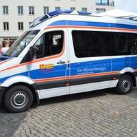 Bild vergrößern:Der Wünschewagen des Arbeiter-Samariter-Bundes (ASB) erfüllt Menschen in ihrer letzten Lebensphase einen besonderen Herzenswunsch. Egal, ob geliebte Menschen wiedersehen, einen besonderen Ort besuchen oder den Lieblingsstar einmal live erleben – all das sind Wünsche, die auch am Ende eines Lebens noch wahr werden können. Heute (09.08.) wurde der Wünschewagen für das Land Sachsen-Anhalt auf dem Alten Markt eingeweiht.