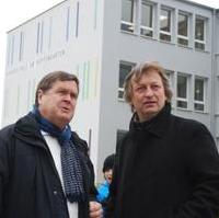 Bild vergrößern:Dieter Steinecke MdL und Stadtrat Andreas Schumann betrachten die Grundschule am Hopfgarten bei deren feierlicher Wiedereröffnung nach der Sanierung im Rahmen des PPP-Programms