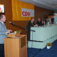 Bild vergrößern:Der CDU-Landesvorsitzende Thomas Webel spricht auf der CDU-Gesamtmitgliederversammlung, im Hintergrund das Tagungspräsidium Jürgen Scharf MdL, Wigbert Schwenke MdL und Tobias Krull (v.l.n.r.)