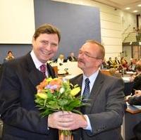 Bild vergrößern:Fraktionsvorsitzender Wigbert Schwenke MdL gratuliert Stadtrat Bernd Heynemann zu seinem Geburtstag am Rande der heutigen Stadtratssitzung (v.r.n.l.)
