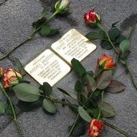 Bild vergrößern:Die Stolpersteine für das Ehepaar Zauderer die im Rahmen der 17. Stolpersteinverlegung in Magdeburg ihren Platz auf dem Breiten Weg fanden. Beide wurde wegen ihres jüdischen Glaubens während der NS-Diktatur umgebracht.