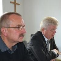 Bild vergrößern:Fraktionsvorsitzender Wigbert Schwenke MdL im Gespräch mit dem Begeordneten Dr. Rüdiger Koch während der Fraktionssitzung