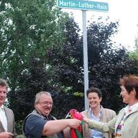 Bild vergrößern:Bei der Enthüllung des Namensschildes für den Martin-Luther-Hain Oberbürgermeister Dr. Lutz Trümper, CDU/BfM-Fraktionsvorsitzender Wigbert Schwenke MdL, FDP-Kreisvorsitzende Dr. Lydia Hüskens und die Stadtratsvorsitzende Beate Wübbenhorst (v.l.n.r.)