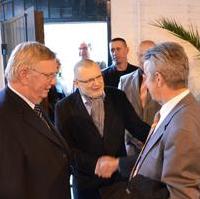 Bild vergrößern:Stadtrat Gunter Schindehütte und Fraktionsgeschäftsführer a.D. Reinhard Gurcke verabschieden MVB-Geschäftsführer a.D. Klaus Regener in den Ruhestand. (v.l.n.r.)