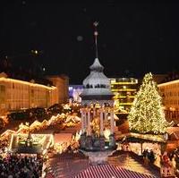 Bild vergrößern:Der Magdeburger Weihnachtsmarkt wurde am 26.November eröffnet. Diesmal kam der Weihnachtsmann vom Turm der Johanniskirche. Wir wünschen allen eine schöne Vorweihnachtszeit.