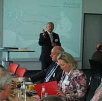 Bild vergrößern:Stadtrat und Sprecher der Sektion Magdeburg des Wirtschaftsrates Michael Hoffmann begrüßt die Anwesenden zur Führung durch das MHKW Rothensee
