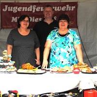 Bild vergrößern:Auch beim diesjährigen Diesdorfer Schrotefest verkauften die Mitglieder des CDU-Ortsverbandes Diesdorf/Lindenweiler Kuchen für den Guten Zweck. Diesmal zu gunsten der örtlichen Jugendfeuerwehr. Zu sehen Tina (l.) und Ute Reppin (r.) sowie der stellvertretende Wehrleiter Robert Heinemann. 