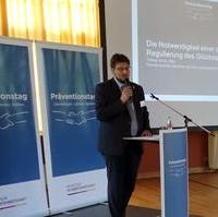 Bild vergrößern:Als sozialpolitischer Sprecher der CDU-Landtagsfraktion hält der CDU-Kreisvorsitzende Tobias Krull einen Vortrag beim Präventionstag der Deutschen Automatenwirtschaft am 21. September. 