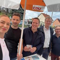 Bild vergrößern:Die Besetzung des Infostandes des Ortsverbandes Am Neustädter Feld am 25. Mai 2024. 
