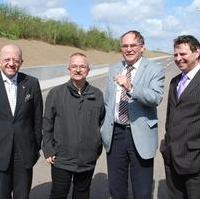 Bild vergrößern:Bei der Einweihung der Ringauffahrt in der Brenneckestr. in Richtung Norden Minister Dr. Karl-Heinz Daehre (2.v.r.) und die Stadträte Michael Hoffmann, Wigbert Schwenke MdL und Bernd Heynemann (v.l.n.r.). 