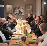 Bild vergrößern:Landesvorsitzender Thomas Webel im Gespräch mit Magdeburger CDU-Mitgliedern