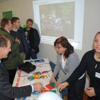 Bild vergrößern:Freya Gergs und Renate Röhr (v.l.) hatten bei der Beitreung des Infostandes der Fraktion CDU/Bund für Magdeburg beim traditionellen Rathausfest alle Hände voll zu tun. 
