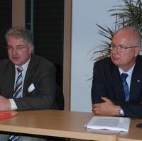 Bild vergrößern:Die Regionalvorstände der Johanniter-Unfall-Hilfe e.V. (Region Magdeburg, Altmark, Börde und Harz) Stephen Gerhard Stehli und Reinhard Doberenz bei ihrem Referat beim CDA Magdeburg zum Thema 