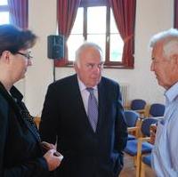 Bild vergrößern:Im Gespräch Alexandra Mehnert (Konrad-Adenauer-Stiftung), der ehemalige Ministerpräsident Prof. Dr. Wolfgang Böhmer und Ehrenstadtrat Eberhard Seifert (v.l.n.r.)