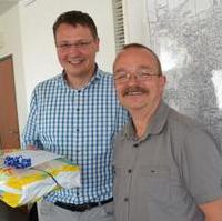 Bild vergrößern:Der Fraktionsvorsitzende Wigbert Schwenke MdL (r.) gratuliert Stadtrat Manuel Rupsch, und selbstverständlich auch seiner Frau Maria, zur Geburt ihren zweiten Kindes. Neben einem kleinen Geschenk gab es vor allem die besten Wünsche für ein glückliches und gesegnetes Familienleben von Seiten der Fraktionsmitglieder
