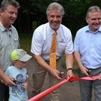 Bild vergrößern:Eröffnung des Mandrill-Affenhauses mit Oberbürgermeister Dr. Lutz Trümper, samt Enkel, Zoodirektor Dr. Kai Perret und Bürgermeister Klaus Zimmermann (v.l.n.r.)