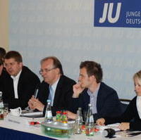 Bild vergrößern:Das Podium bei einer Diskussion bei der JU-Ostkonferenz mit Ministerpräsident Dr. Reiner Haseloff (3.v.r.)