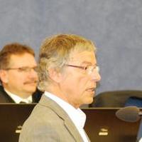 Bild vergrößern:Stadtrat Reinhard Stern bei einem Redebeitrag während der Stadtratssitzung am 13. Oktober 2011. Im Hintergrund der Beigeordnete für Finanzen und Vermögen Klaus Zimmermann.