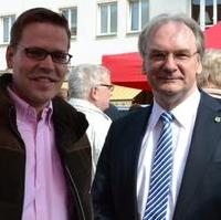 Bild vergrößern:Bundestagskandidat Tion Sorge und Ministerpräsident Dr. Reiner Haseloff am Rande des Infostandes anlässlich des 1. Mai auf dem Alten Markt Magdeburg
