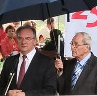 Bild vergrößern:Auch Regen konnte Ministerpräsident Dr. Reiner Haseloff MdL nicht bei seinem Grusswort bei der Festveranstaltung -25 Jahre Senioren-Union Sachsen-Anhalt- aufhalten.