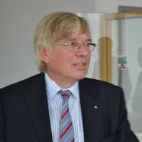 Bild vergrößern:Der Wissenschafts- und Wirtschaftminister des Landes Sachsen-Anhalt, Hartmut Möllring, bei der Präsentation eines geologischen Modells der Landeshauptstadt