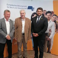 Bild vergrößern:Andreas Schumann, Prof. Dr. Beckmann und Tobias Krull (v.l.n.r.) beim Europäischen Bildungswerk