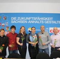 Bild vergrößern:Die Junge Union Magdeburg hat turnusgemäß einen neuen Vorstand gewählt. Als Vorsitzende wurde die Angestellte Freya Gergs 4.v.r.) bestätigt. Ihre Stellvertreter sind Jana Lesniak (4.v.l.) und Nick Baumann (3.v.r.). Als Schatzmeister wiedergewählt ist Florian Bühnemann (r.). Er wird unterstützt durch Rechnungsprüfer Silvio Breitenstein (2.v.r.) Zum Pressesprecher wurde Mathias Bethke ernannt (l.). Den Vorstand ergänzen die Beisitzer Stefan Feldt (2.v.l.) und Maximilian Schwarz (3.v.l.)