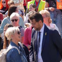Bild vergrößern:Tobias Krull im Dialog bei einer Demonstration vor dem Landtag am 20. September 2024.
