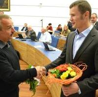 Bild vergrößern:Dem WBO-Boxweltmeister Robert Stieglitz (r.), vom SES Boxing, wurde die Ehrenbotschafterwürde der Landeshauptstadt Magdeburg verliehen. Fraktionsvorsitzender Wigbert Schwenke MdL (l.) gratulierte ihm recht herzlich dazu.