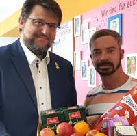 Bild vergrößern:Tobias Krull besucht zum Tag der Kinderbetreuung die Kita Spielinsel und überbrachte ein kleines Dankeschön für die Beschäftigten. 