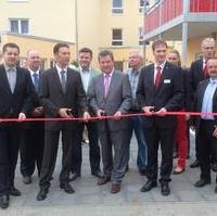Bild vergrößern:Zur Eröffnung des neuen DRK-Seniorenparks waren unter anderem der Europaabgeordnete Sven Schulze (l.), Landtagsabgeordneter Markus Kurze (4.v.l.), Stadtrat Gunter Schindehütte (4.v.r.) und Fraktionsvorsitzender Wigbert Schwenke MdL (r.) anwesend und führten zahlreiche Gespräche mit den zukünftigen Bewohnern. 