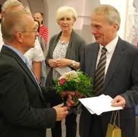 Bild vergrößern:Der Vorsitzende der Fraktion CDU/Bund für Magdeburg, Wigbert Schwenke MdL (l.), gratuliert Dr. Klaus Puchta (Teamleiter Wissenschaft LH MD/r.)) zu seinem 60zigsten Geburtstag 