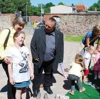 Bild vergrößern:Stadträtin Uta Siedentopf (gelbes Oberteil) und Stadtrat Wigbert Schwenke MdL (schwarzes Jacket) bei einem Fest auf dem Schulhof der Grundschule Alt Olvenstedt