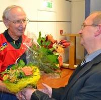 Bild vergrößern:Fraktionsvorsitzender Wigbert Schwenke MdL (r.) gratuliert dem neu ernannten Ehrenbotschafter der Landeshaupstadt Magdeburg und ehemaligen Stadtrat in Nashville Bob Bogen (l.)