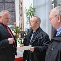 Bild vergrößern:Fraktionsvorsitzender Wigbert Schwenke MdL (Mitte) und Stadtrat Gunter Schindehütte (r.) gratulieren dem Leiter des Technikmuseums Magdeburg Gerhard Unger (l.) zu seinem 75. Geburtstag