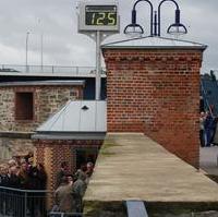 Bild vergrößern:Das neue Pegelhaus an der Magdeburger Strombrücke erfreute sich aus Anlass seiner feierlichen Eröffnung regem Besucherverkehr
